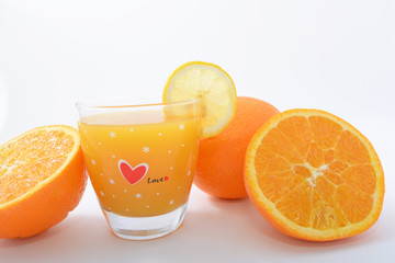 新鮮なオレンジとジュース