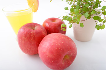 新鮮なリンゴとジュース