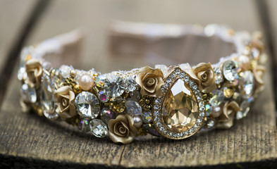 The headband embroidered by pebbles and flowers