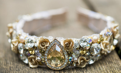 The headband embroidered by pebbles and flowers