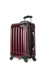 Maleta roja de viaje rígida sobre fondo blanco aislado Vista de frente