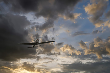 Flugzeug im Sonnenuntergang