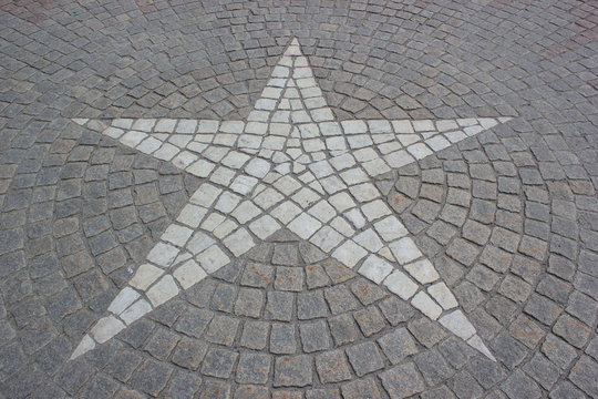 Schweden: Straßenpflaster mit Stern vor dem königlichen Schloss in Stockholm