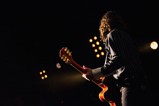 Guitarrista actuando en directo.