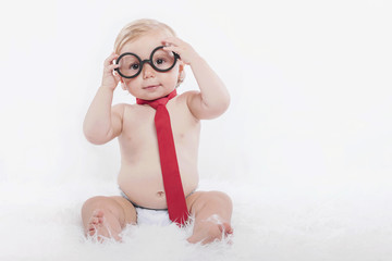 bebe con gafas y corbata