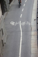 Fototapeta premium Radfahrer auf einem Radfweg in der Stadt Stockholm (Schweden)