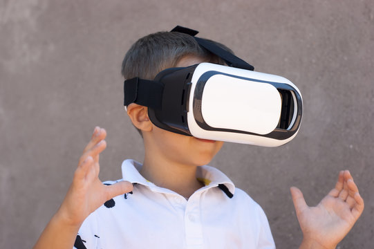 child with virtual reality
