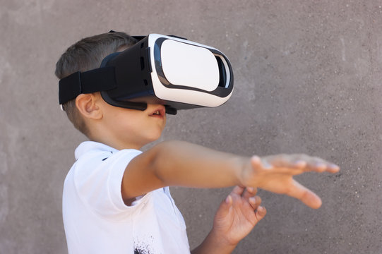 child with virtual reality
