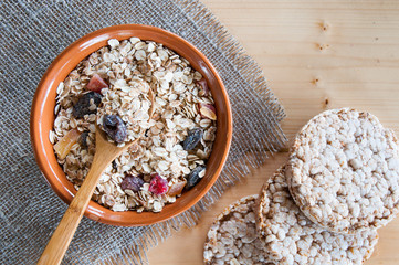 Serving muesli scattering of crispbread on wooden table