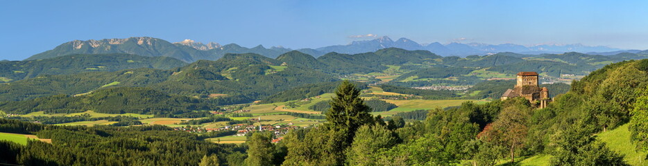 Unterkärntner Landschaft mit der Burg Stein / Lavanttal / Kärnten / Österreich