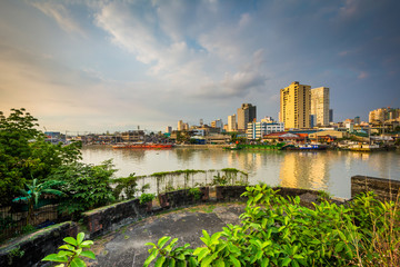 Obraz premium Ruins at Fort Santiago and buildings along the Pasay River, in I