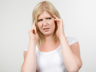 Junge Frau hat Kopfschmerzen