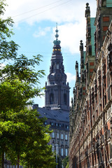 Fototapeta premium Blick von der Alten Börse zum Schloss Christiansborg Slot in Kopenhagen, Dänemark