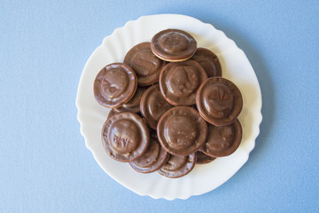 печенье бисквитное в шоколаде на белой тарелке