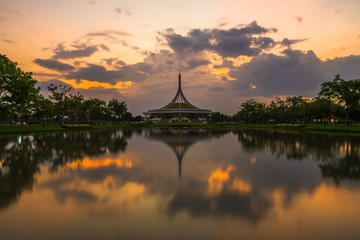 Fototapeta na wymiar Beautiful sunset at Suan luang Rama 9 park 
