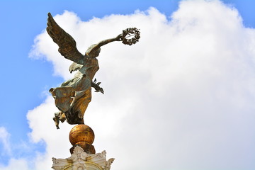 Fototapeta premium Bronze statue of the goddess of victory on the monument to the memory of Rome, Italy