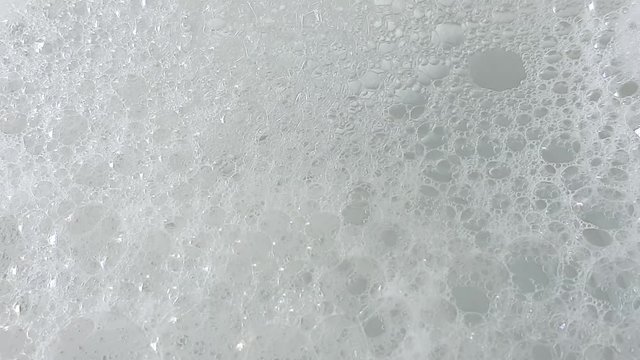 Heller Schaum im Vollformat mit Seifenblasen