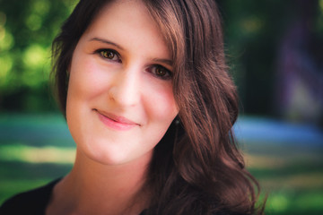 Naklejka premium Portrait einer jungen Frau im Sommer
