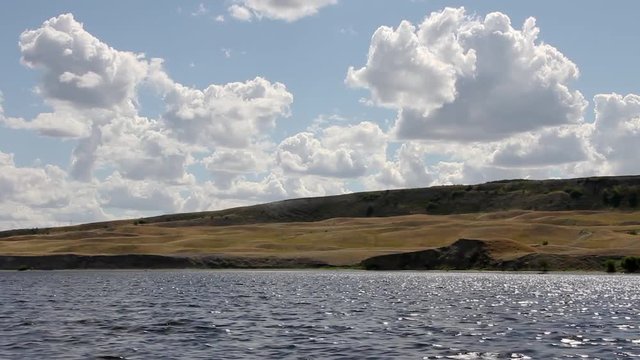 Пейзаж, снятый с бората речного теплохода