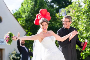Braut brennt mit Priester durch bei Hochzeit