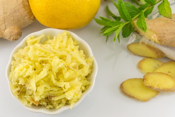Raw ginger root, lemon and parsley