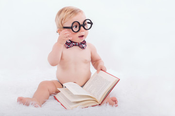 Bebé leyendo un libro