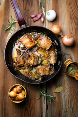 Patelnia ze smażonymi żeberkami na drewnie