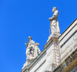 Fototapeta premium Statues on the roof of the St. Ursus Cathedral in Solothurn, Switzerland