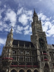 Fototapeta premium Rathaus mit Münchner Kindl am Marienplatz