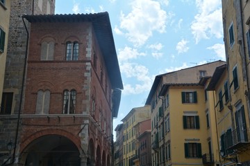 Fototapeta na wymiar Alley in the city of Pisa in Italy