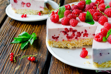 Cheesecake with raspberries