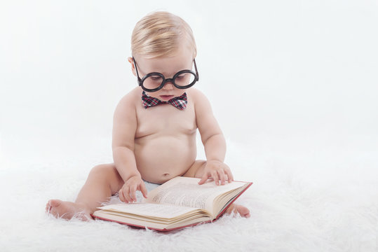 Bebé leyendo un libro