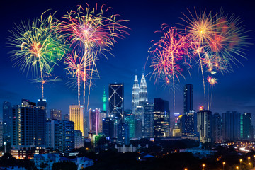 Obraz premium Firework over kuala lumpur city, Malaysia skyline