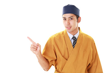 指示する笑顔の料理人