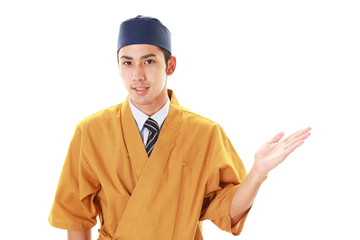 案内する笑顔の料理人