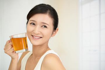 紅茶を飲み寛ぐ女性