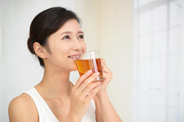 紅茶を飲み寛ぐ女性