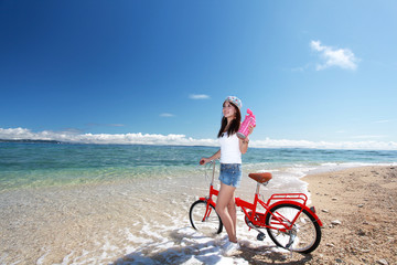 海辺で遊ぶ笑顔の女性