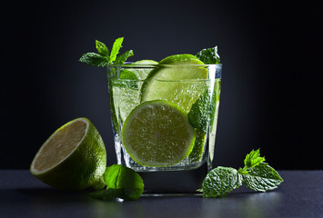  cocktail with lime and peppermint leaves
