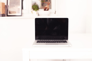 Fototapeta premium Notebook auf dem weißen Schreibtisch