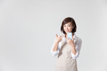 エプロン姿のミドル女性・白バック