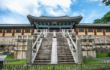 Obraz premium Gyeongju, South Korea - August 18, 2016: Bulguksa Temple is one of the most famous Buddhist temples in all of South Korea and a UNESCO World Heritage Site.