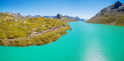 

Passo del Bernina - Svizzera - Bernina Express - Stazione Ospizio Bernina su Lago Bianco (2200 mt.) - Vista aerea verso sud 