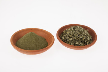 powder and dried leaves moringa