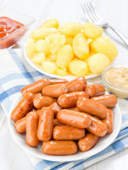 Vertical tray making frankfurters with potatoes