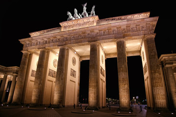 Naklejka premium Brandenburg gate at night in Berlin, Germany