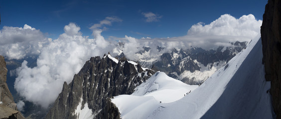 Vistas del paisaje de alta montaña con nieve y nubes al fondo de l'Aiguille du Midi en Chamonix Mont Blanc en Francia viajando en verano de 2016 © acaballero67
