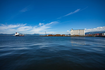 Obraz premium 深く碧い函館港の海と空