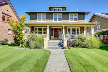 Nice curb appeal of American craftsman style house.