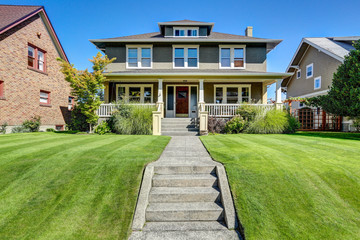 Nice curb appeal of American craftsman style house.